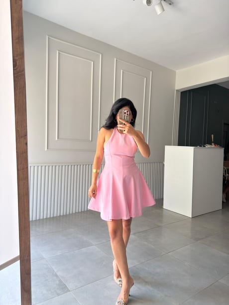 Halter Kesim Pembe Volanlı Elbise Model Üzerinden Görünümü