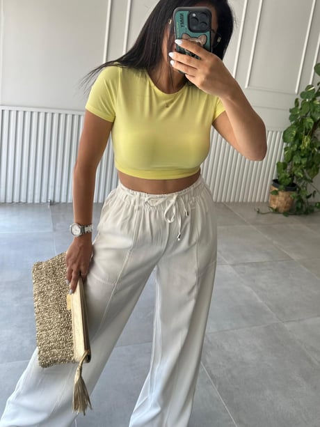 Sırt Detaylı Crop Top Modelin Üzerinde Görünümü