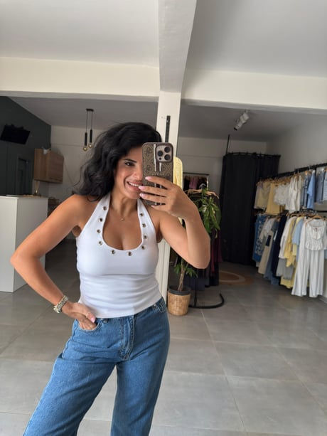 Halter Kesim Zimba Detay Bluz Model Üzerinde Görünümü