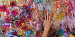 Hand berührt bunte Malerei, lebendige Farben und abstrakte Kunst, Kunstwerk, elkemariestoehr.