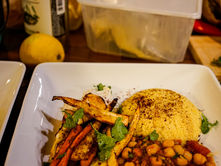 Mijoté de pois chiches, légumes rôtis, semoule et sauce au tahin