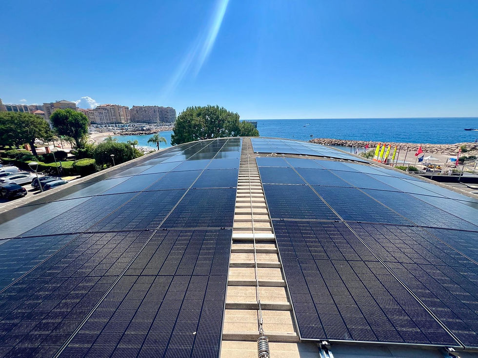 toiture ronde recouverte de panneaux solaires devant la mer