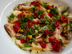Salade "minute", hareng fumé comme un ceviche, carpaccio de fenouil, framboises, pistaches et herbes fraîches