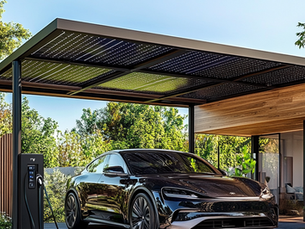 Un véhicule electrique en charge sous un patio d'une villa moderne