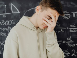 Líné, nebo zahlcené? 7 signálů, podle kterých poznáte přetížené dítě