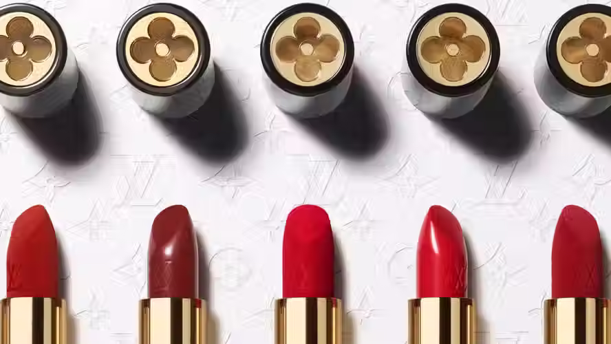 O mês de agosto foi marcado por um lançamento histórico no mercado de luxo: a Louis Vuitton apresentou sua primeira coleção de beleza, chamada La Beauté.