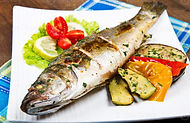 1378628-peixe-robalo-grelhado-com-limao-e-vegetais-foto.jpg