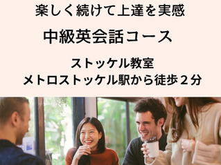おしゃべりしている日本人女性と友人たち