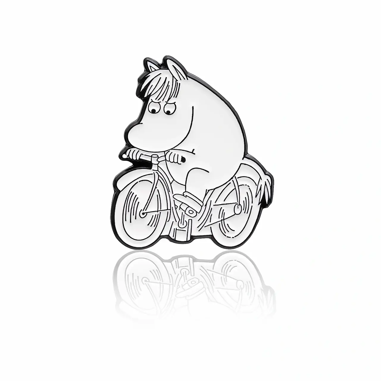 自転車に乗るムーミンキャラクターのピンバッジ。モノクロデザイン