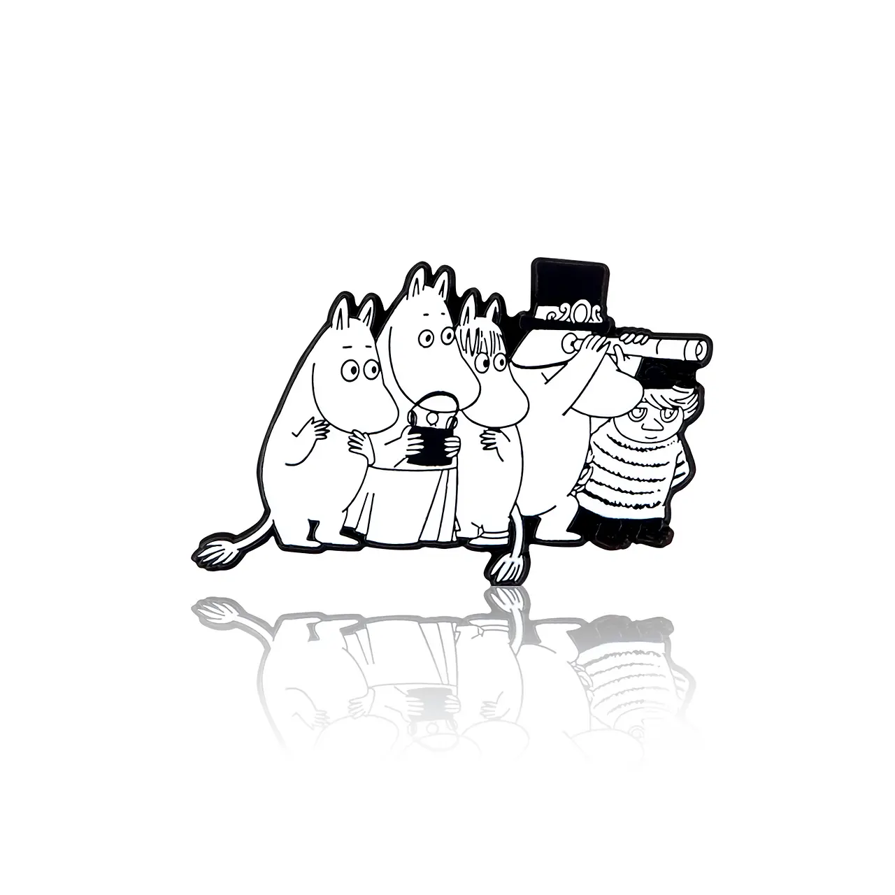 Un badge noir et blanc représentant la famille Moomin et Little My tenant un télescope et une lanterne.