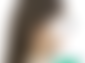 ルミネットを使っている女性の横顔