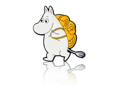 Badge Moomin représentant Moomin en train de marcher avec un sac à dos jaune.