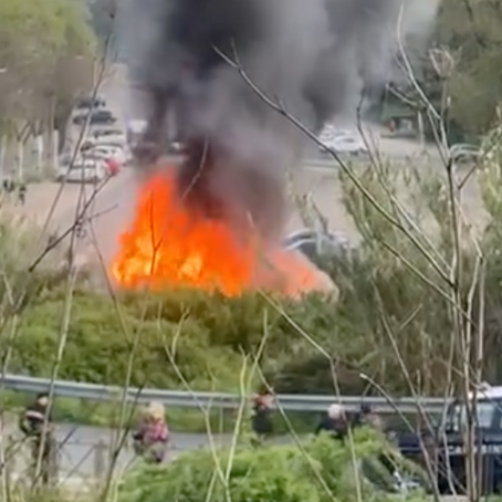 Tivoli: Incendio nell'area di parcheggio Lungoaniene Impastato