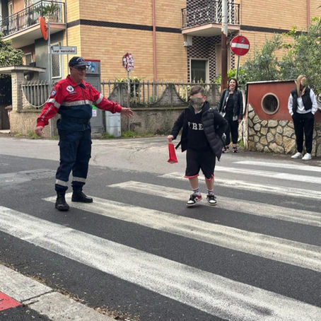 Tivoli Terme: Volontari GOV soccorrono una donna in difficoltà davanti alla scuola Orazio