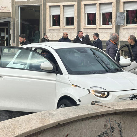 Tivoli: Fiat 500 fuori controllo finisce contro la panchina di marmo