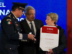 López Obrador entrega Premio Nacional de Protección Civil