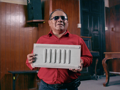 Grey y Cemento Sol transforman las veredas en guiýas para las personas con discapacidad visual