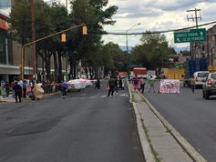 Manifestantes cierran ambos sentidos de antigua Calzada de Guadalupe