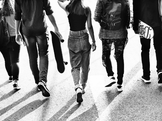 De la pasarela a las redes: cómo las nuevas generaciones desafían los estándares de la moda.
