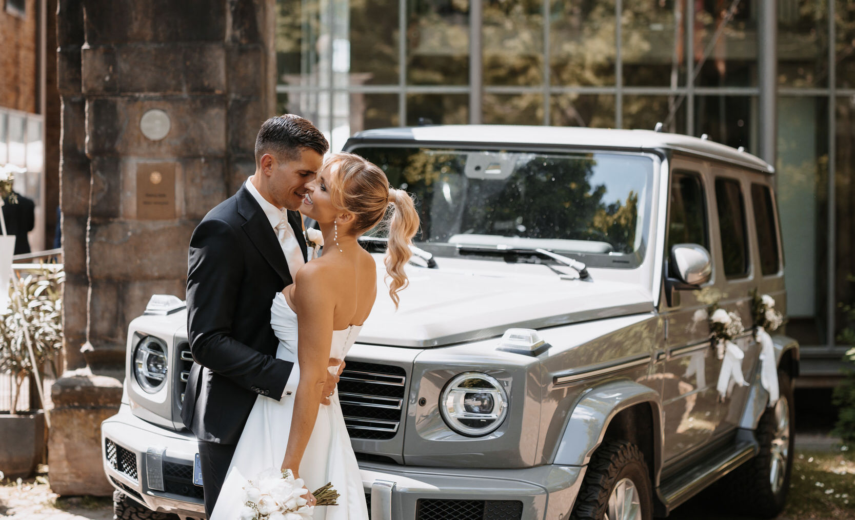 Hochzeit in Witten Brautpaar mit G Klasse Mercedes