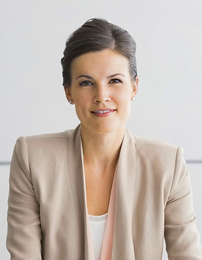 Frau mit Kamel-Jacke