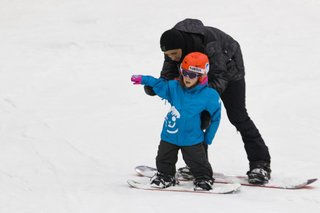 las-más-peques-también-disfrutan-del-snowboard