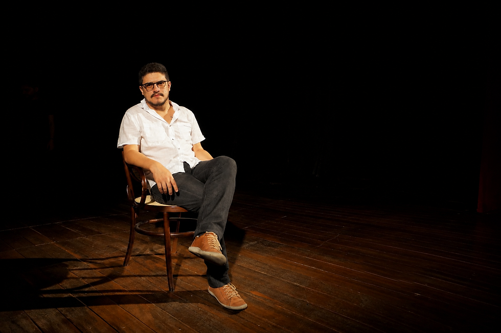 Entre memória, literatura e silêncio, Léo Mackellene transforma a própria vida em matéria de escrita
