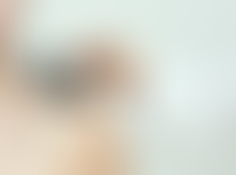 רופא עור בוחן נקודה עורית אצל מטופל 