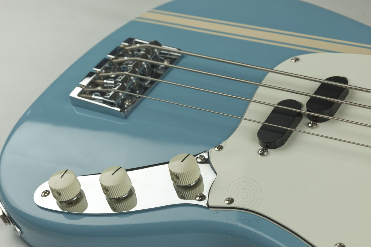 Mustang style short scale bass