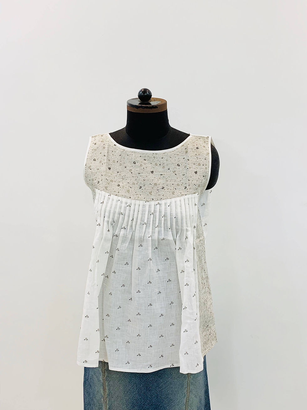 Close-up of 100% pure European linen fabric texture on Azitiz melange top