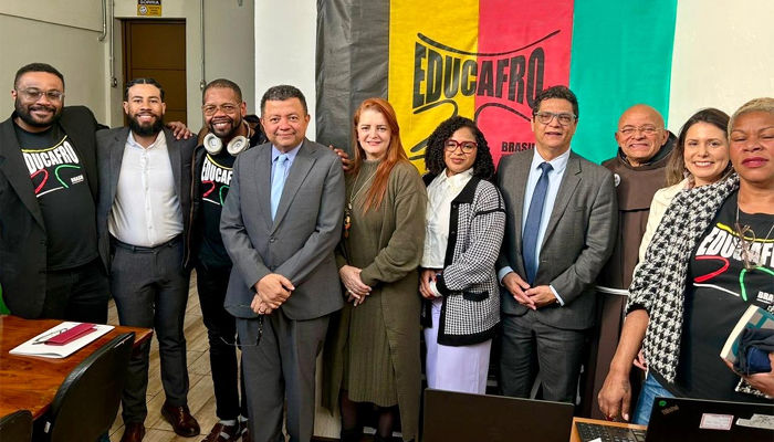 Representantes da Loterj e da Educafro posam juntos após reunião, onde discutiram projetos sociais, combate ao jogo ilegal e medidas de promoção do jogo responsável.
