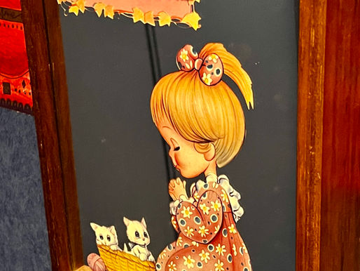 Boîte à musique ancienne avec miroir décoré d’une petite fille agenouillée, portant le prénom Sandrine.