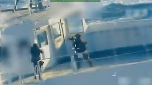 Imagen tomada del video presentado por el Departamento de Justicia estadunidense sobre el desembarco de tropas de la Marina en el barco que transportaba crudo.Foto Ap