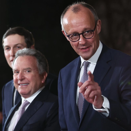 El canciller alemán, Friedrich Merz, recibe a Steve Witkoff, enviado especial de Estados Unidos, y a Jared Kushner, empresario y exasesor principal del presidente Donald Trump (de derecha a izquierda), en la Cancillería en Berlín, Alemania, el lunes 15 de diciembre de 2025. Foto Ap