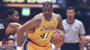 Elden Campbell, con Los Angeles Lakers, murió a los 57 años. Mandatory Credit: Jed Jacobsohn /Allsport - Créditos: @Jed Jacobsohn