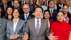 El titular del ramo, Mario Delgado, acompañado de secretarios de Educación de las entidades. Foto 'La Jornada'