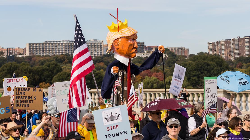 Los manifestantes atraviesan el Puente Arlington Memorial, en Washington D.C., la capital del país, cuyo gobierno local es demócrata y que ha sido militarizada por órdenes de Donald Trump.