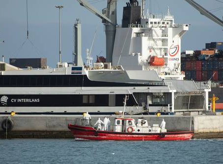 Una lancha de rescate regresa al puerto de Praia, capital de Cabo Verde, tras visitar el crucero MV Hondius. Foto Afp
