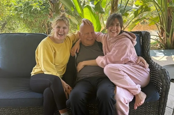 Bruce Willis, junto a sus hijas Tallulah y Scout Redes