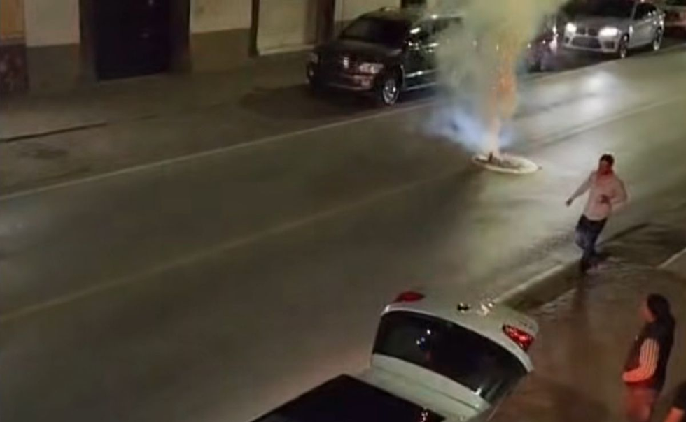 Sujetos detonan pirotecnia en San Juan del Río, Querétaro. Captura de pantalla