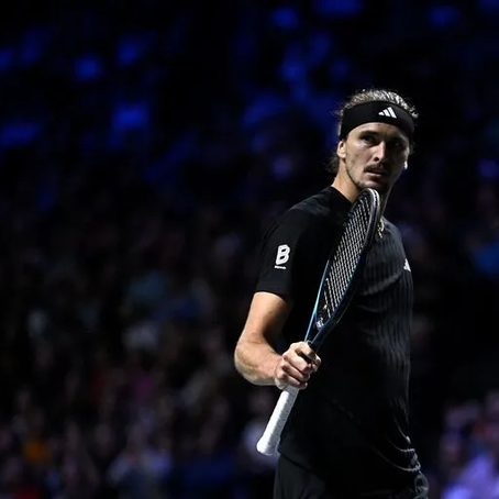 Alexander Zverev se quejó varias veces de la superficie (lenta y de pique bajo de la pelota, señala) del Masters 1000 de París pero accedió a las semifinales gracias a una remontada contra el ruso Daniil Medvedev. - Créditos: @JULIEN DE ROSA