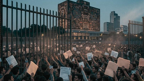 La UNAM informó durante el proceso de admisión 2026 que detectó irregularidades, bloqueó exámenes por conductas contrarias a la convocatoria, identificó patrones de comportamiento atípicos, presentó una denuncia penal el 3 de julio por posibles prácticas fraudulentas y anunció posteriormente la integración de una comisión técnica para revisar el proceso.Generada con IA