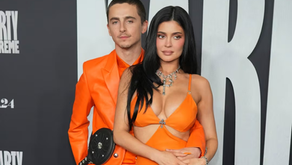 Kylie Jenner se luce en vestido de cuero y posa amorosa junto a Timothée Chalamet