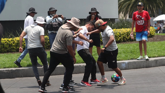 En la imagen se observan a maestros de la CNTE jugando retas de futbol en Paseo de la Reforma mientras mantienen un bloqueo en ambos lado de reforma a la altura de la tire del caballito. 02 de Junio de 2026. Foto Luis Castillo