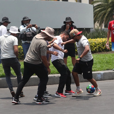 En la imagen se observan a maestros de la CNTE jugando retas de futbol en Paseo de la Reforma mientras mantienen un bloqueo en ambos lado de reforma a la altura de la tire del caballito. 02 de Junio de 2026. Foto Luis Castillo