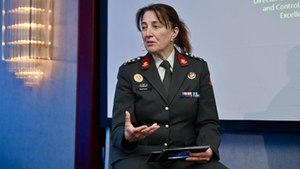 La coronel Mietta Groeneveld, directora del Centro de Excelencia de Mando y Control de la OTAN , en la conferencia ESET World de Berlín Eset