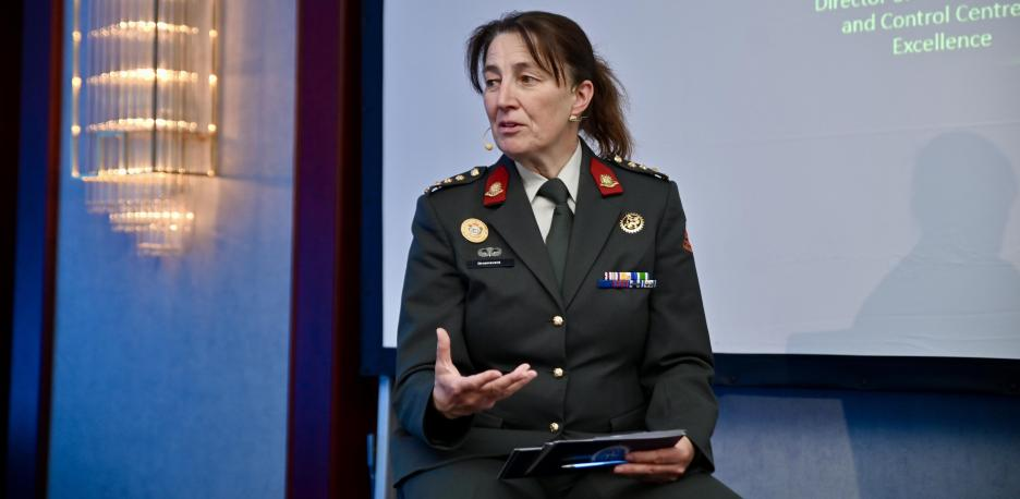 La coronel Mietta Groeneveld, directora del Centro de Excelencia de Mando y Control de la OTAN , en la conferencia ESET World de Berlín Eset
