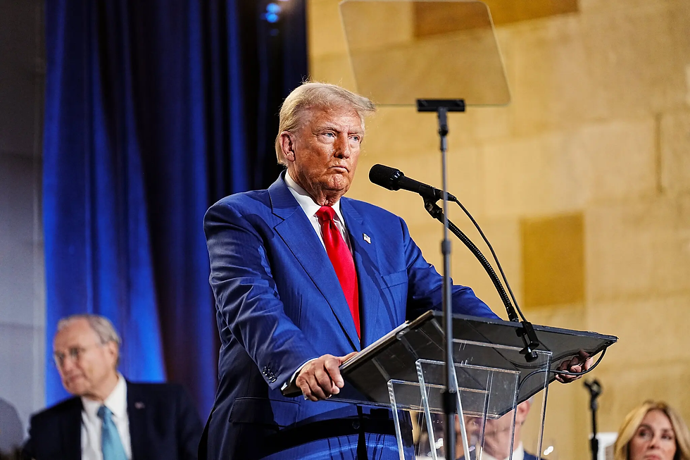 El tema de la idoneidad del expresidente Donald Trump para otro mandato ha vuelto a la campaña por algunas de sus recientes actuaciones públicas, sobre todo en el Club Económico de Nueva York la semana pasada.Credit...Doug Mills/The New York Times