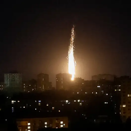 Un dron explota en el cielo sobre Kiev durante un ataque ruso. (24.05.2025)