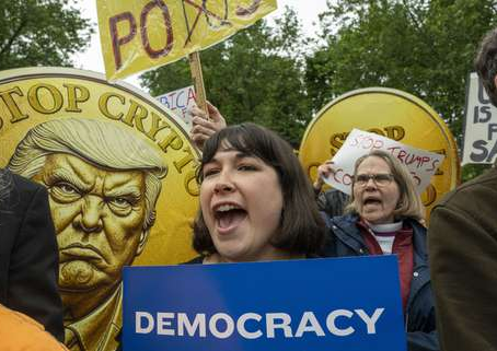 Protesta frente al Campo Nacional de Golf Trump, en Virginia, por los beneficios personales del mandatario al promover su criptomoneda.Foto Nuestra Revolución vía Ap